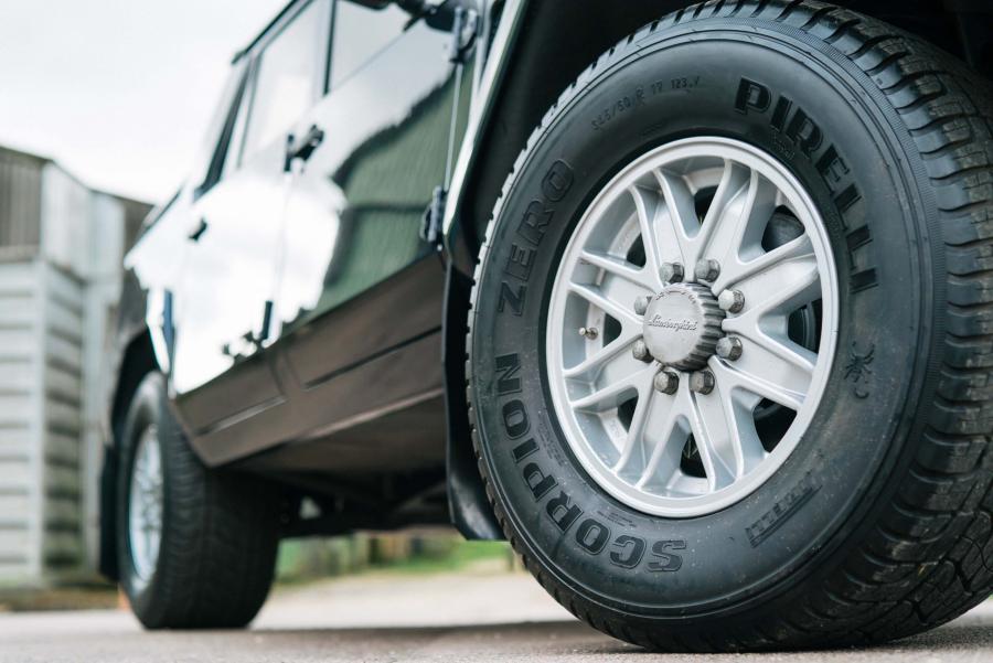 Детали экстерьера Lamborghini LM002 1997 года  (фото 10 из 45)